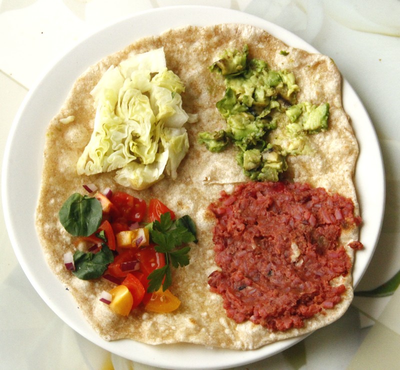 Tortilla megtöltve, még összehajtás előtt